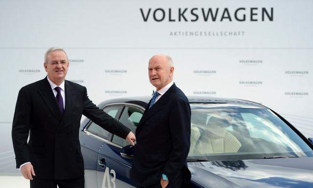 Ein Foto aus besseren Zeiten. Inzwischen greift VW-Ex-Aufsichtsratschef Ferdinand Pi¨ech (rechts) Ex-VW-Chef Martin Winterkorn scharf an.