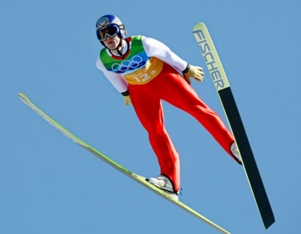 Und Thomas Morgenstern (Bild) sorgte mit Sicherheitssprüngen auf 135,5 und 135 vor dem letzten Sprung schon für 70,4 Punkte Vorsprung, ehe Gregor Schlierenzauer als letzter Springer des Bewerbs sein Olympia-Debüt mit Gold perfekt machte.