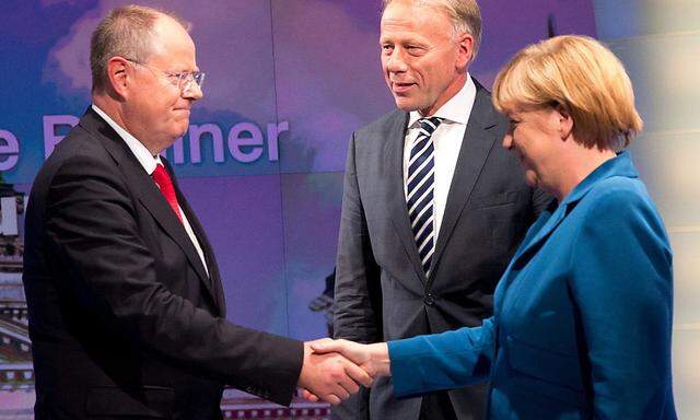 Wer traut sich zum Koalitions-Handshake? Angela Merkel (re.) könnte mit Peer Steinbrück und der SPD (li.) oder mit Jürgen Trittins Grünen (Mitte) zusammenarbeiten.