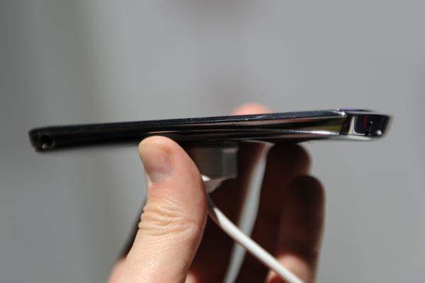 Zwar geht die Krone des derzeit schlanksten Smartphones an Samsungs Galaxy S2. Das Xperia Arc misst aber nur 0,2 Millimeter mehr an seiner dünnsten Stelle und kann vieles bezeichnet werden, nur nicht dick. Es ist beruhigend zu sehen, dass es Sony Ericsson neben dem eher beleibten Xperia Play auch schafft, elegante, schlanke Geräte zu produzieren.
