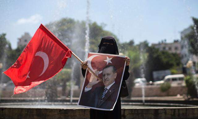 Unterstützung für Erdoğan. Eine Anhängerin der Hamas im Gazastreifen bei einer Solidaritätskundgebung für den türkischen Präsidenten.