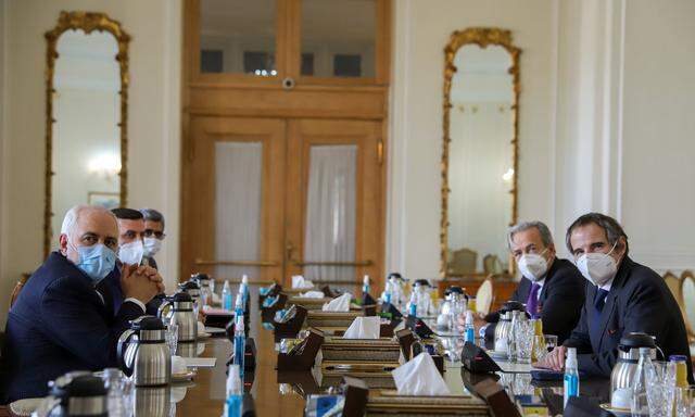 Zarif und Grassi am Verhandlungstisch in Teheran