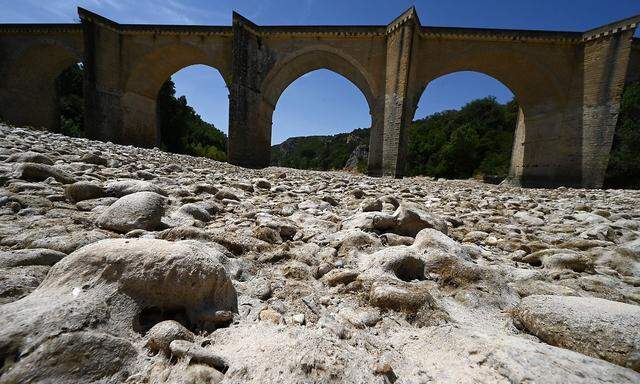 Erst massive Trockenheit - im Bild das Flussbett des Gardon in Saint-Anastasie in Südfrankreich, dann wieder heftige Unwetter.