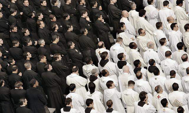 Thousands Attend Mass In Honour Of the Pope