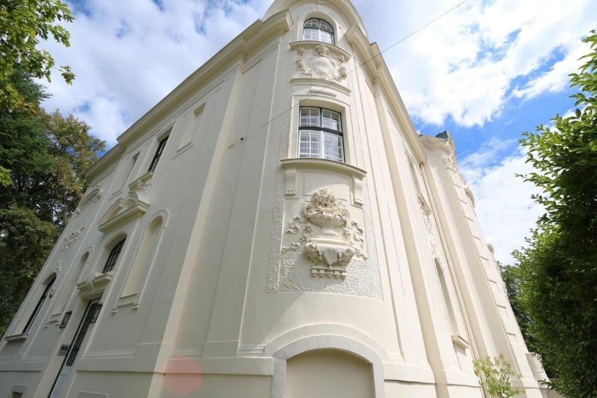 Denkmalgeschützte Villa in Baden mit acht Wohnungen samt Lift.