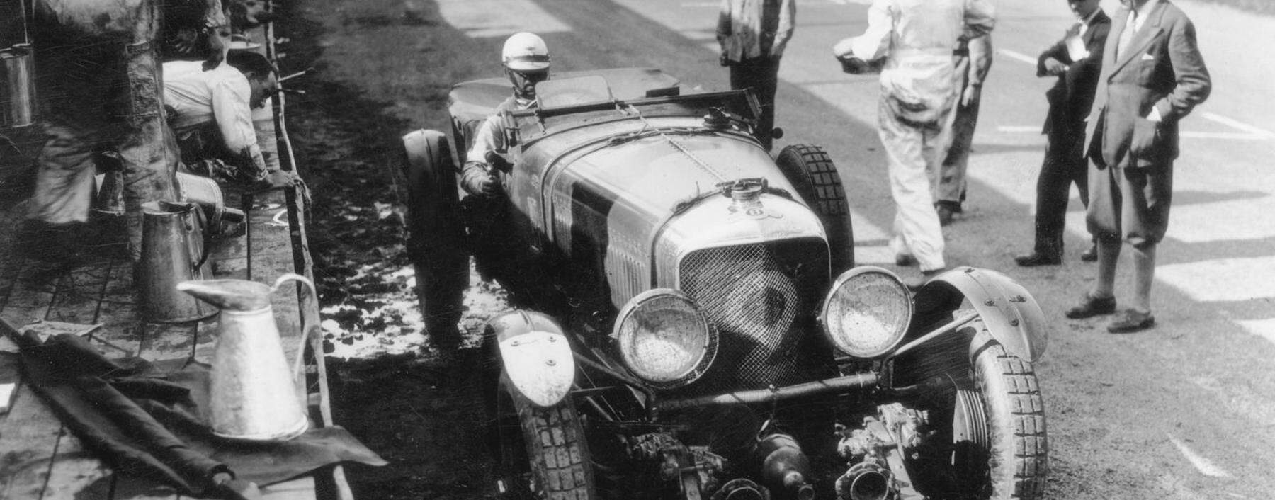 Boxenstopp, Le Mans 1930: Der berühmte, im Rennen aber ausgefallene Bentley Blower Nr. 9 mit Birkin/Chassagne. Das Trumm vorn am Wagen: ein Roots-Kompressor.