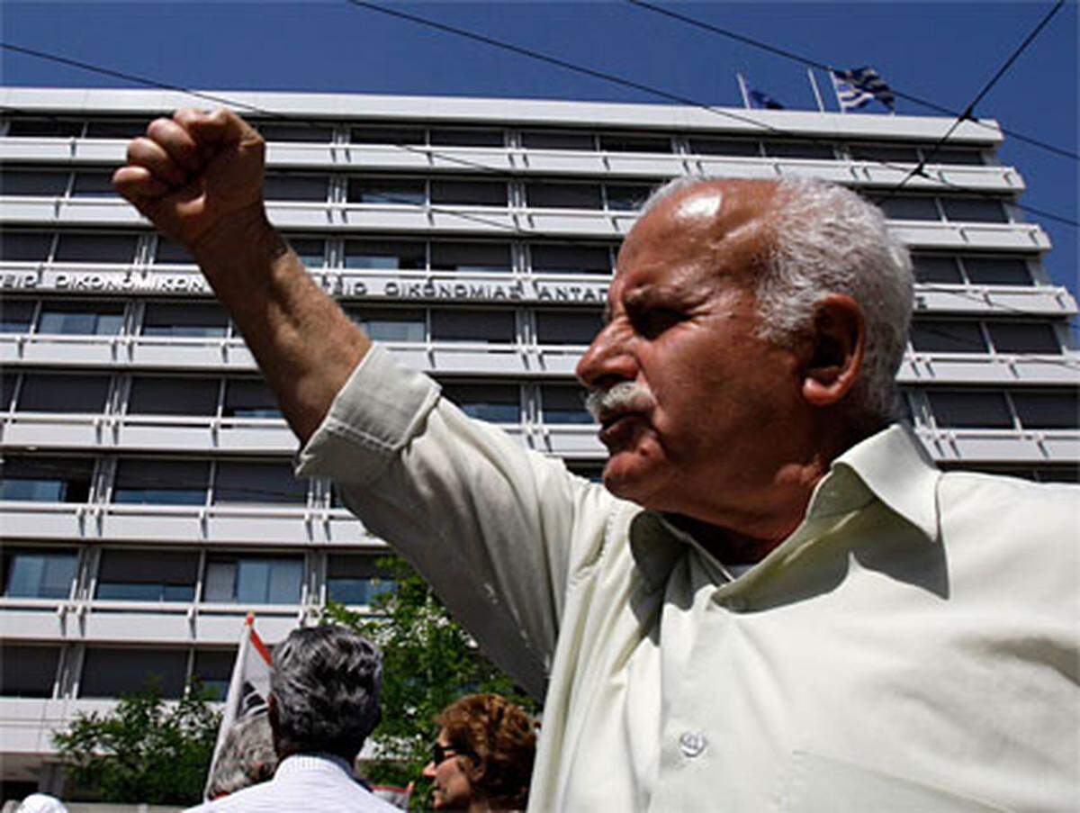 Tausende Lehrer und Staatsbedienstete protestierten im Zentrum der Hauptstadt Athen gegen den Einstellungsstopp und die Kürzung der Löhne.Auch Rentner gingen auf die Straße und protestierten gegen die Kürzung von Altersbezügen und gegen die Erhöhung der Mehrwertsteuer.