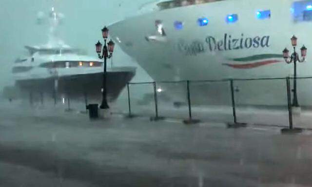 Mit Müh' und Not konnte der Kapitän der "Costa Deliziosa" in der Lagune von Venedig Schlimmeres verhindern.
