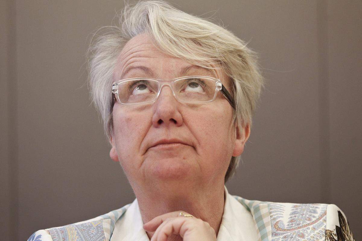 Die deutsche Bundesbildungsministerin Annette Schavan (CDU) ist bereits die zweite Person aus Merkels Ministerriege, die wegen eines Plagiats zurücktreten muss. Die Uni Düsseldorf hat ihr Anfang Februar den Doktortitel entzogen. Wenig später trat sie zurück. Eine Klage gegen ihre Uni blieb erfolglos.