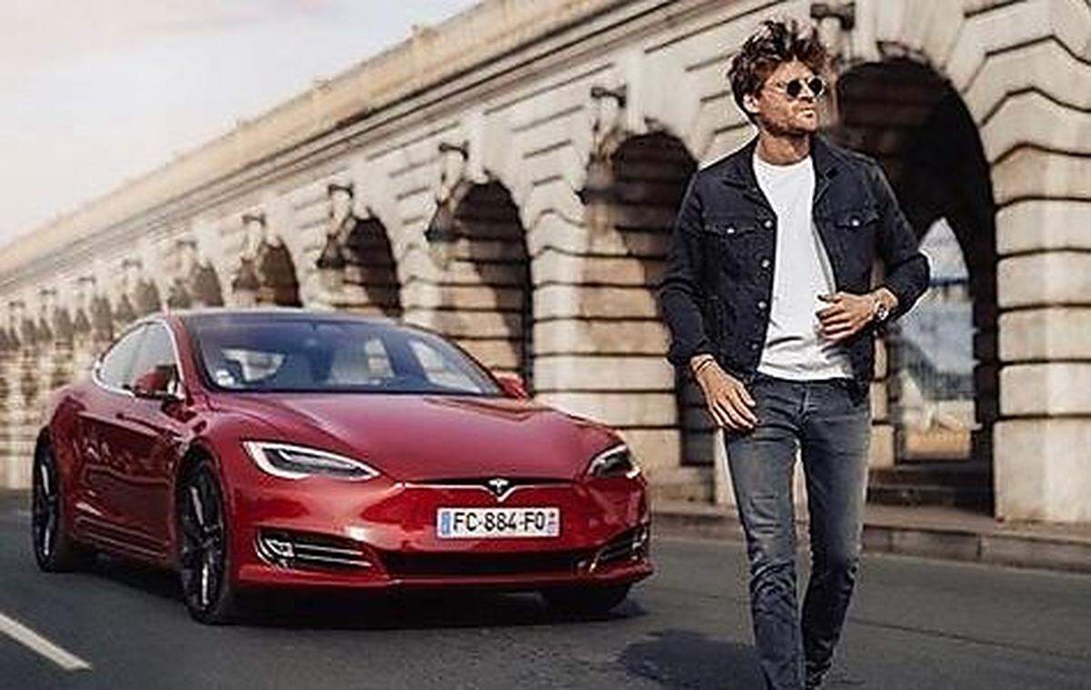 Nehmen Sie in Paris bitte eine andere Route. Valhery posiert nämlich mitten auf der Straße vor einem Tesla. Wir vermuten, das dauert länger und führt zu Stau.