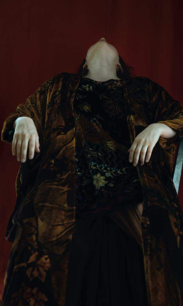 Bedruckter Samtponcho von Etro bei mytheresa.com, Kimono aus Samt von Jana Wieland, Strumpfhosen von Burlington.