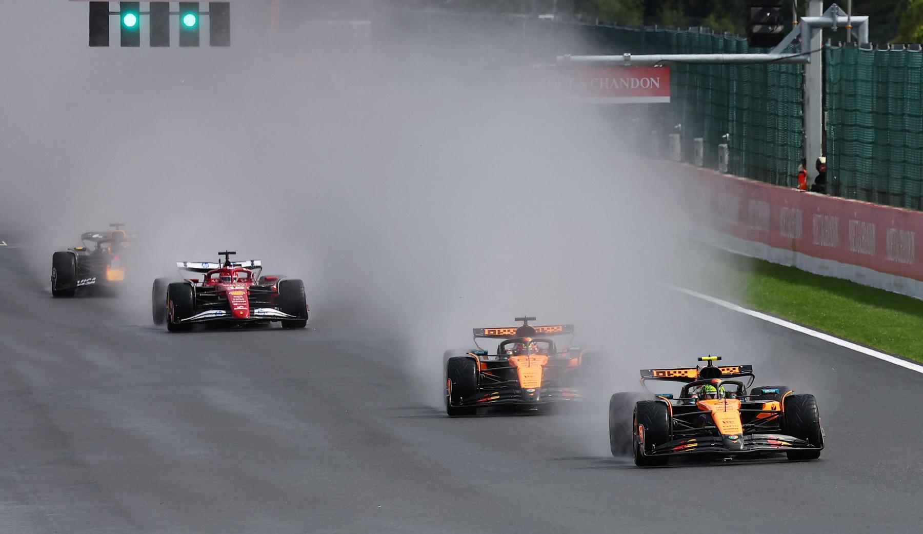 Formel 1: Belgien-GP nach 80-minütiger Verspätung gestartet