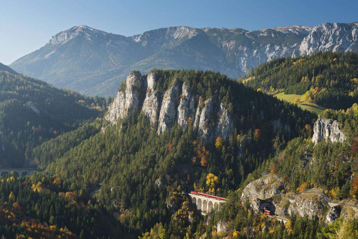 Die Rax zählt zu den Wiener Hausbergen, das Hochplateau erreicht man mit der Raxseilbahn. 34.487 Mal wurde das Bergmassiv auf Instagram erwähnt.