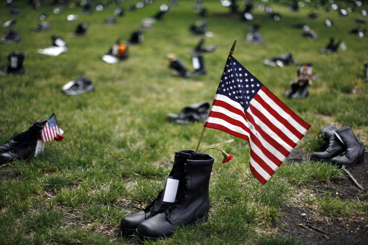 Die Schuhe repräsentieren die amerikanischen Opfer des Einsatzes im Irak. Die Installation war in Zuge einer Ausstellung zum Irakkrieg in Chicago zu sehen.