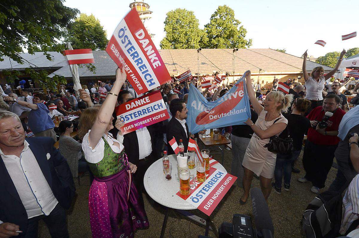 Interessant: Auch bei Anhängern der rechtspopulistischen Alternative für Deutschland (AfD) stößt die Wahl auf großes Interesse. Eine Dame ist extra aus Bonn angereist. Die langjährige CDU-Wählerin ist unzufrieden mit der Politik der deutschen Kanzlerin Angela Merkel. Von der Wahl in Österreich erhofft sie sich einen Effekt für Deutschland. 