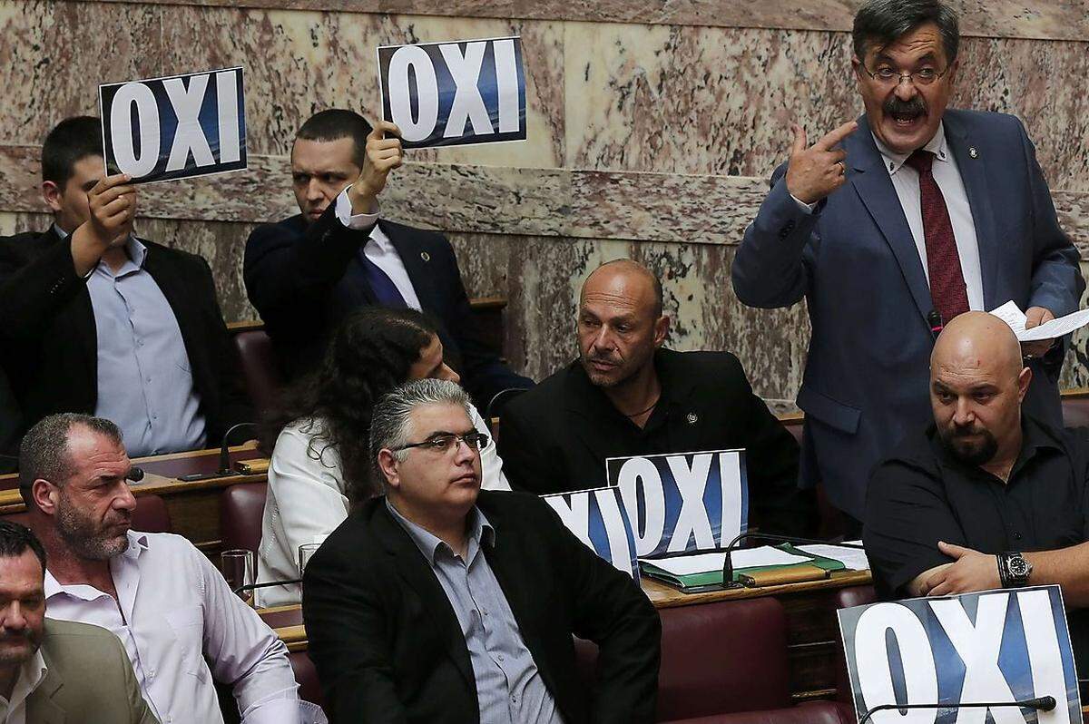 Wenn auf einmal die anderen "Oxi" sagen. Abgeordnete der rechtsextremen Partei "Goldene Morgenröte" lehnten Tsipras Vorschläge ab. Zur Erinnerung: "Oxi", also "Nein", war die Regierungslinie bei der Volksabstimmung zu den Sparplänen der Geldgeber vom 5. Juli.