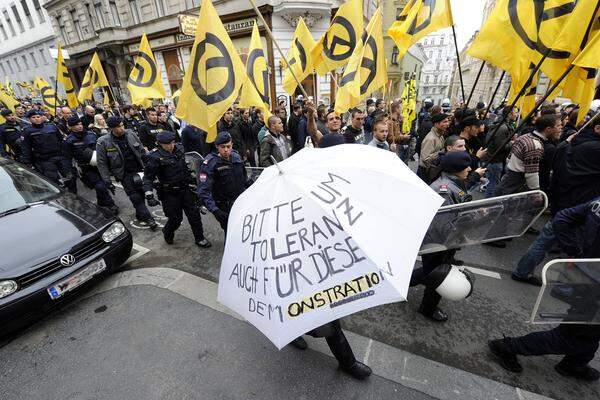 Die rechten "Identitären" hatten für 13.00 Uhr eine Demo angekündigt. Die "Offensive gegen rechts" hatte für 11 Uhr eine Gegenkundgebung am selben Startpunkt wie die Rechten - am Christian-Broda-Platz auf der Mariahilferstraße beim Westbahnhof - ausgerufen.