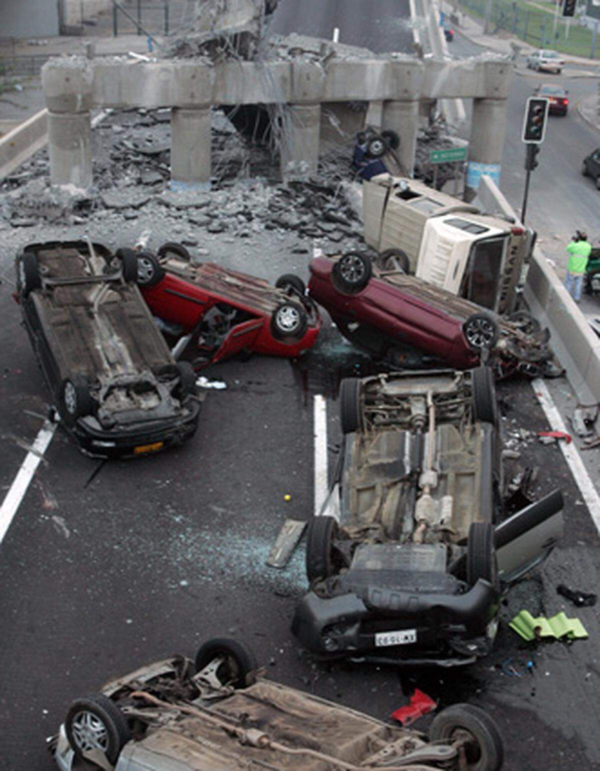 Ganze Autobahnbrücken stürzten ein. Diese Autos in der Hauptstadt Santiago waren noch unterwegs, als das Erdbeben ihnen den Untergrund wegriss.