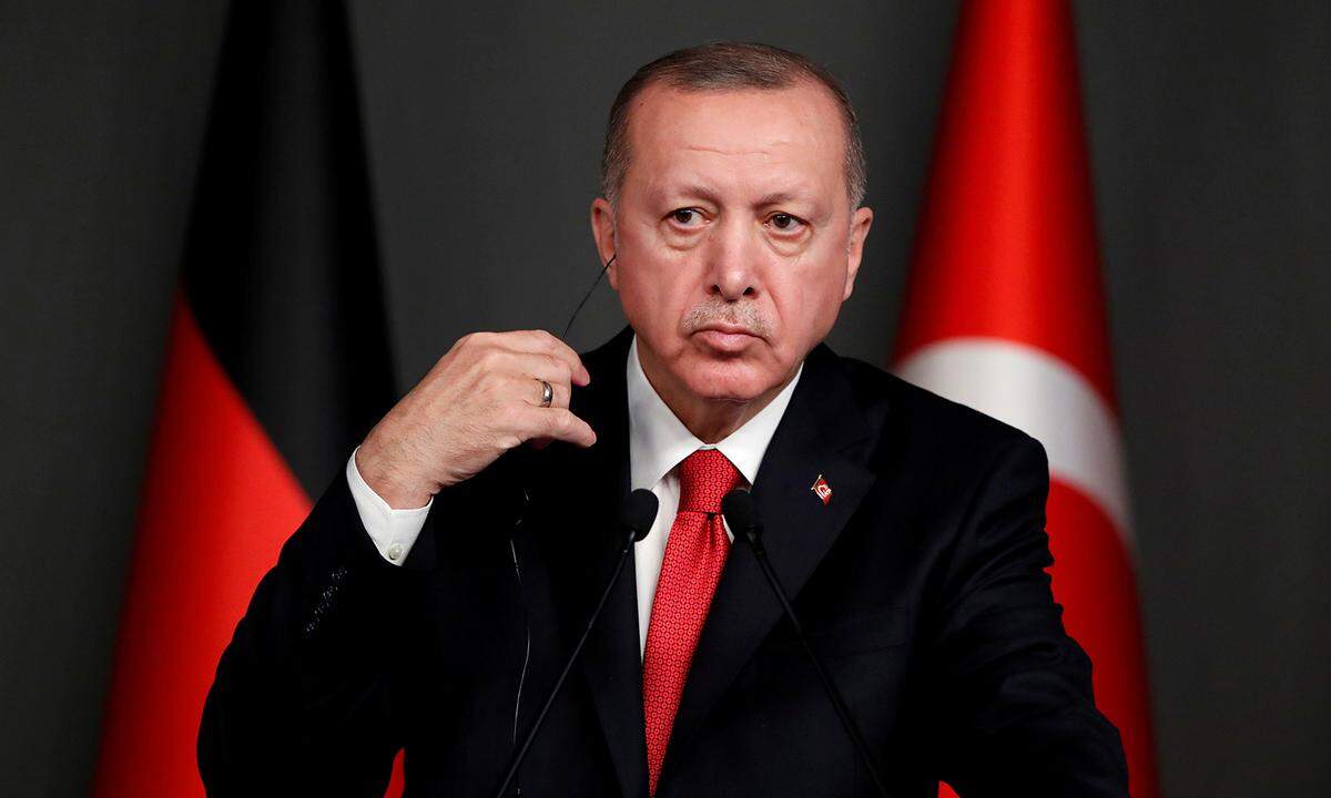 Der Staatschef der Türkei ist ein Grenzfall: Zum einen sorgt der große südöstliche Nachbar der EU immer wieder für Irritationen, zum anderen stabilisiert er seit vier Jahren diese Flanke der Union: Durch den 2016 geschlossenen Pakt EU–Türkei (der übrigens von Angela Merkel eingefädelt wurde) bleibt die EU-Außengrenze für Flüchtlinge und Migranten geschlossen. Doch durch das zunehmend autoritäre Agieren Erdoğans wird dieses Verhältnis immer prekärer.