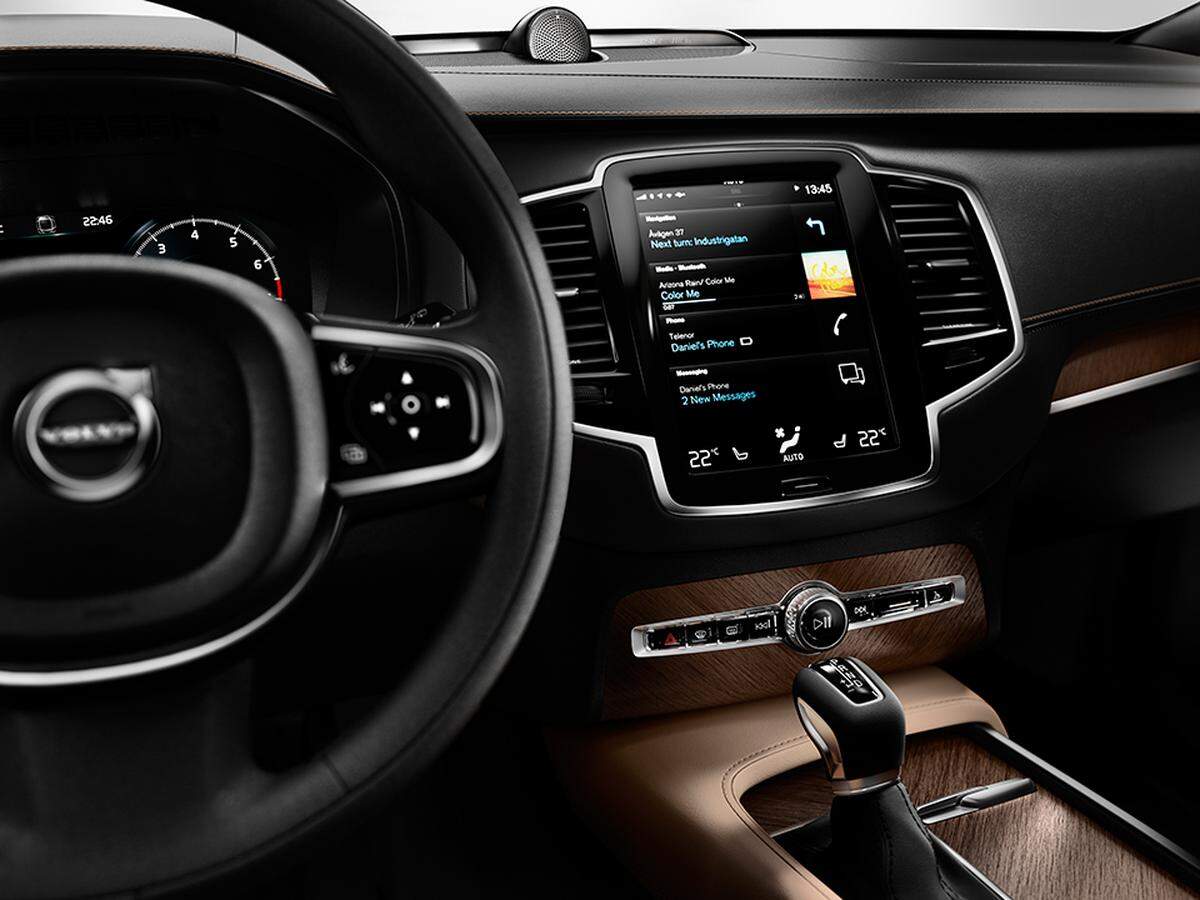 Doch Entscheidendes spielt sich im Innern ab. Beim Interieur hat sich Volvo neu erfunden. Highlight ist zweifellos das Bordsystem, das über einen iPad-großen Bildschirm bedient wird, und das man tatsächlich sofort überblickt, wie wir bei einer ersten Sitz- und Funktionsprobe überprüfen konnten.