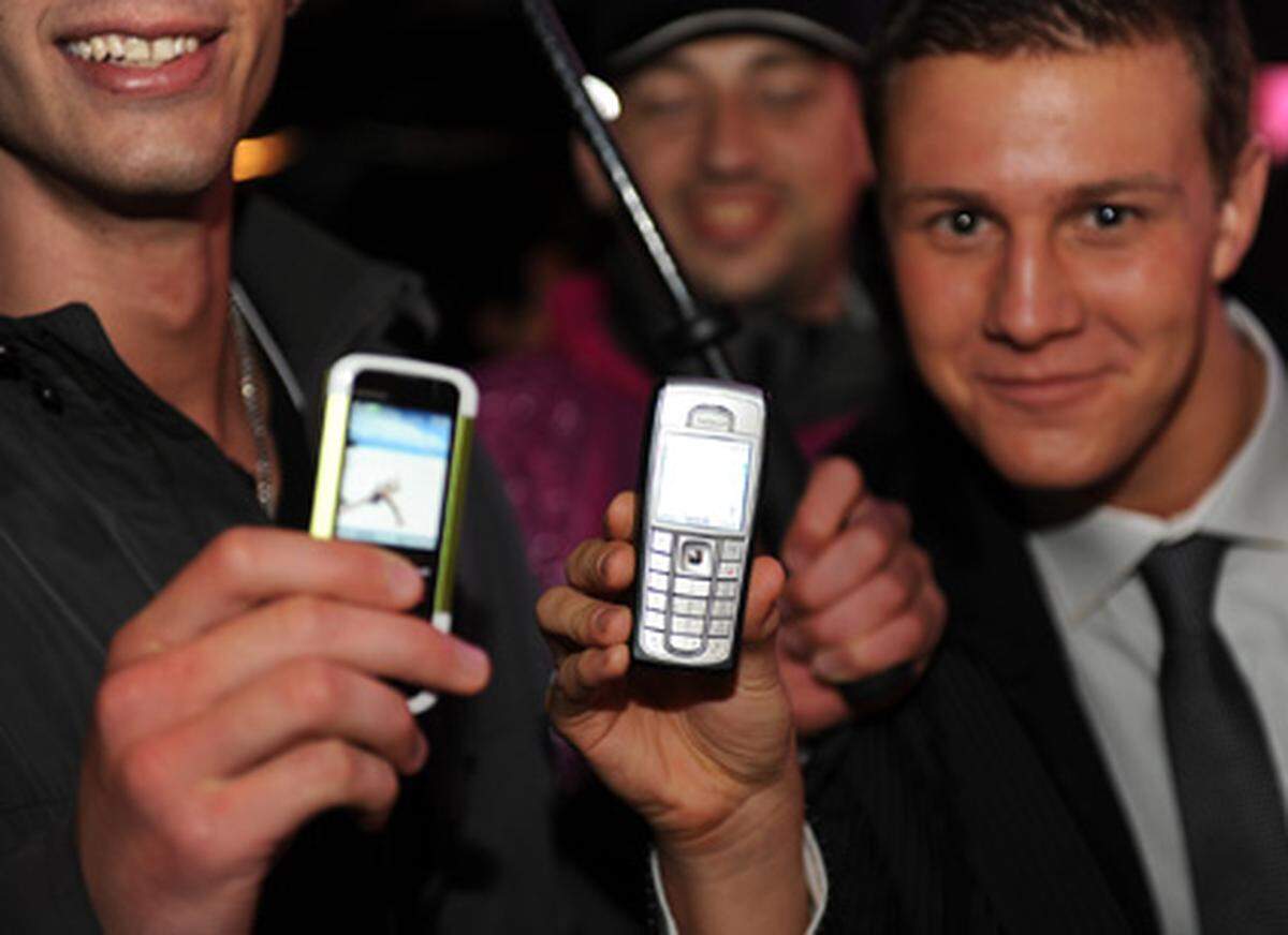 Diese jungen Herren wollen ihre alten Geräte nach dem Erwerb des iPhone 4 sofort entsorgen. Immerhin würden sie ja dann "das beste Handy der Welt" besitzen.
