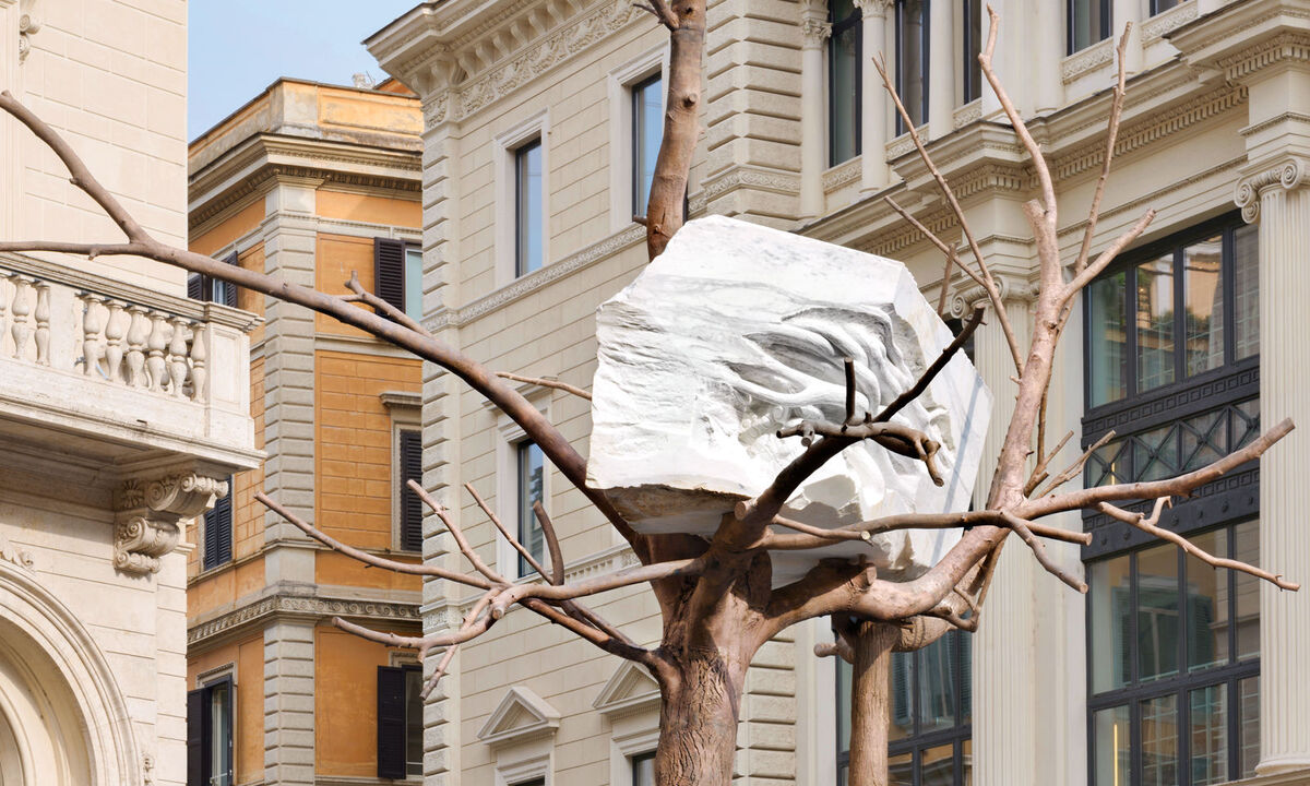 Hoher Wuchs. Die Installation „Foglie di pietra“ von Penone auf dem Largo Goldoni im historischen Zentrum von Rom. 