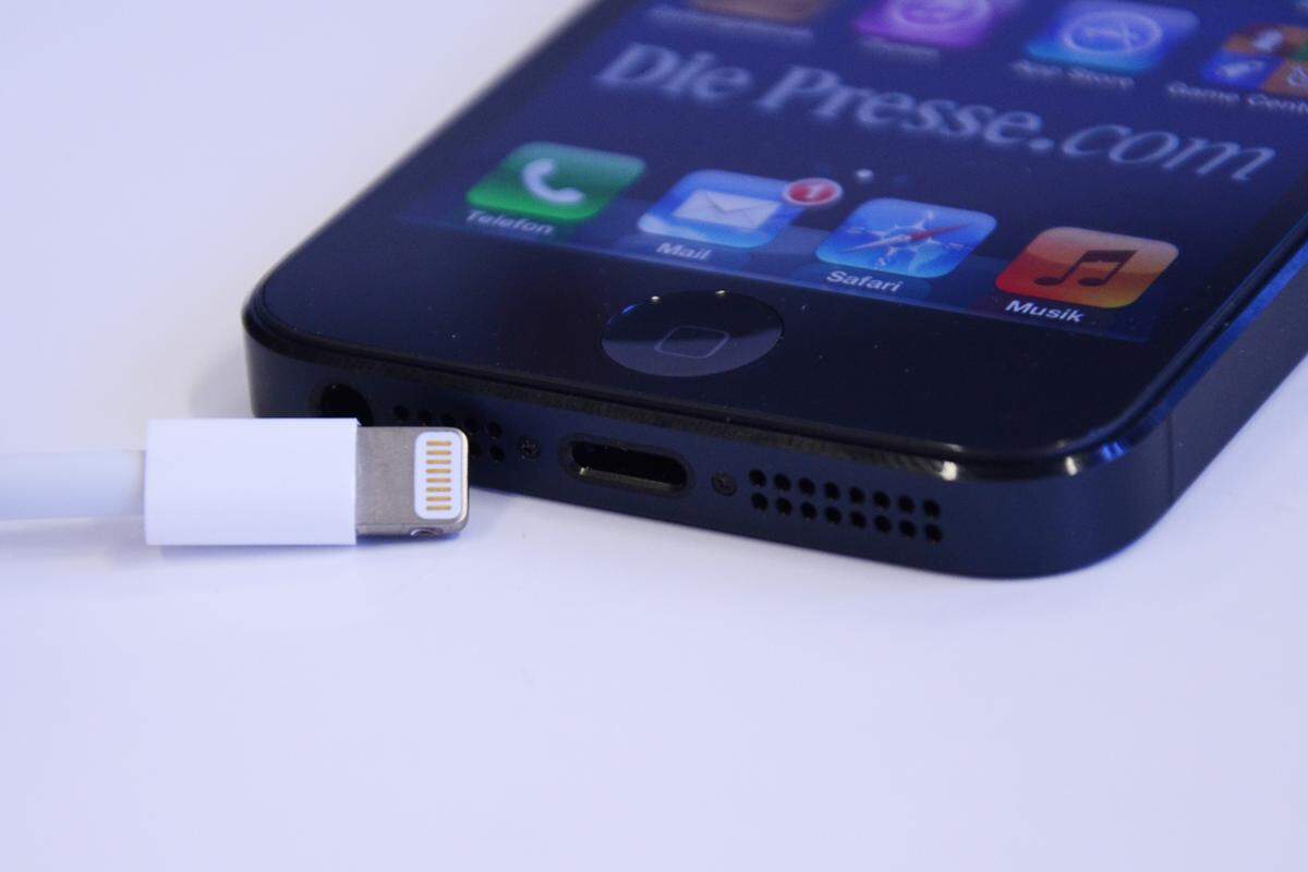 Für Kritik im Vorfeld hat bereits der "Lightning" genannte neue Stecker gesorgt. Er bietet keine Vorteile gegenüber Micro USB, höchstens für Apple, weil Kunden wieder proprietäre Technik kaufen müssen.