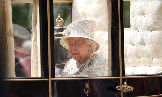 Königin Elizabeth II. am Weg zur traditionellen Parade in 2019.