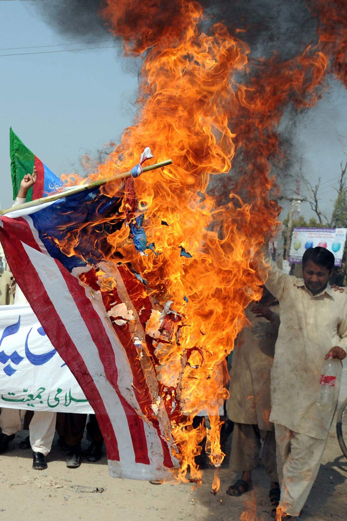 Im Februar 2012 verbrennen US-Soldaten auf dem US-Stützpunkt Baghram mehrere Exemplare des Korans. Daraufhin kommt es in Afghanistan zu zahlreichen gewaltsamen Zusammenstößen gewalttätigen Protesten. Mehr als 40 Menschen werden dabei getötet.