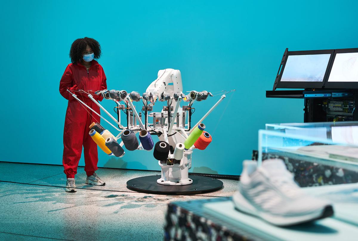 Die Innovationen hinter den Sneakers wird ebenso behandelt wie die Geschichte und der Aufstieg der Turnschuhe.