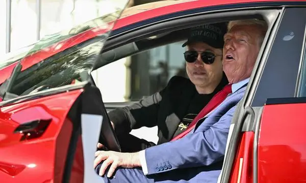 Donald Trump und Elon Musk im Tesla vor dem Weißen Haus. Der Präsident wollte im Frühjahr das Geschäft für seinen Freund ankurbeln. Jetzt will er das Auto schleunigst loswerden.