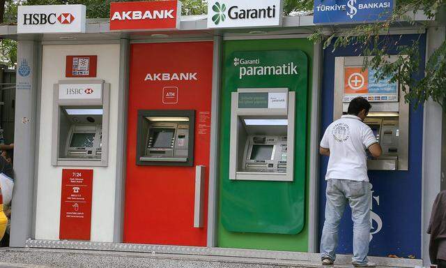Türkei, Istanbul, Geldautomaten / Turkey, Istanbul, cash dispenser