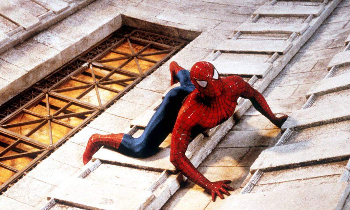 Die von Steve Ditko und Stan Lee - mittlerweile 94-jährig und immer noch als Cameo in jedem Marvel-Film dabei - kreierte Figur zählt zu den populärsten Superhelden und hatte 1962 ihren ersten Auftritt in einem Comicheft. 1977 startete eine Fernsehserie. In der Zeit wurden drei Spider-Man-Spielfilme im Fernsehen ausgestrahlt. 1978 erschien ein japanischer Spider-Man-Streifen. Bis "Die Spinne" (so hießen früher die deutschsprachigen Comic-Hefte) die große Leinwand eroberte, sollte es allerdings noch eine lange Zeit dauern.
