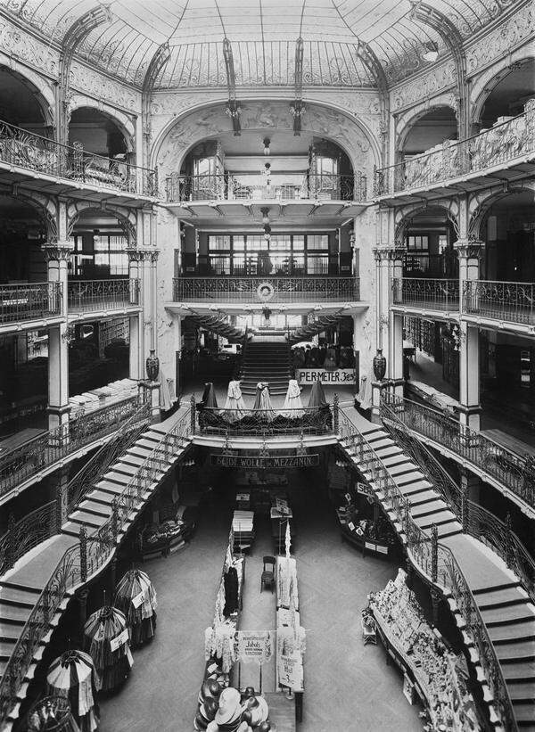 Sein ursprüngliches Aussehen erhielt das Kaufhaus jedoch nicht mehr zurück. Das Kaufhaus war 1879 von Alfred Gerngroß gegründet worden. Das Geschäft entwickelte sich bald zum größten Warenhaus Wiens und in Folge zum größten Kaufhaus der Monarchie. Von 1902 bis 1904 wurde es zu einem fünfstöckigen Gebäude ausgebaut. Bild: 1904