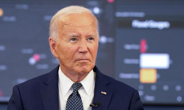 „Anders als Trump hat sich Biden immer unserem Land verschrieben und nicht sich selbst“: Ein erster Abgeordneter der Demokraten hat den Präsidenten zum Rückzug aufgefordert.