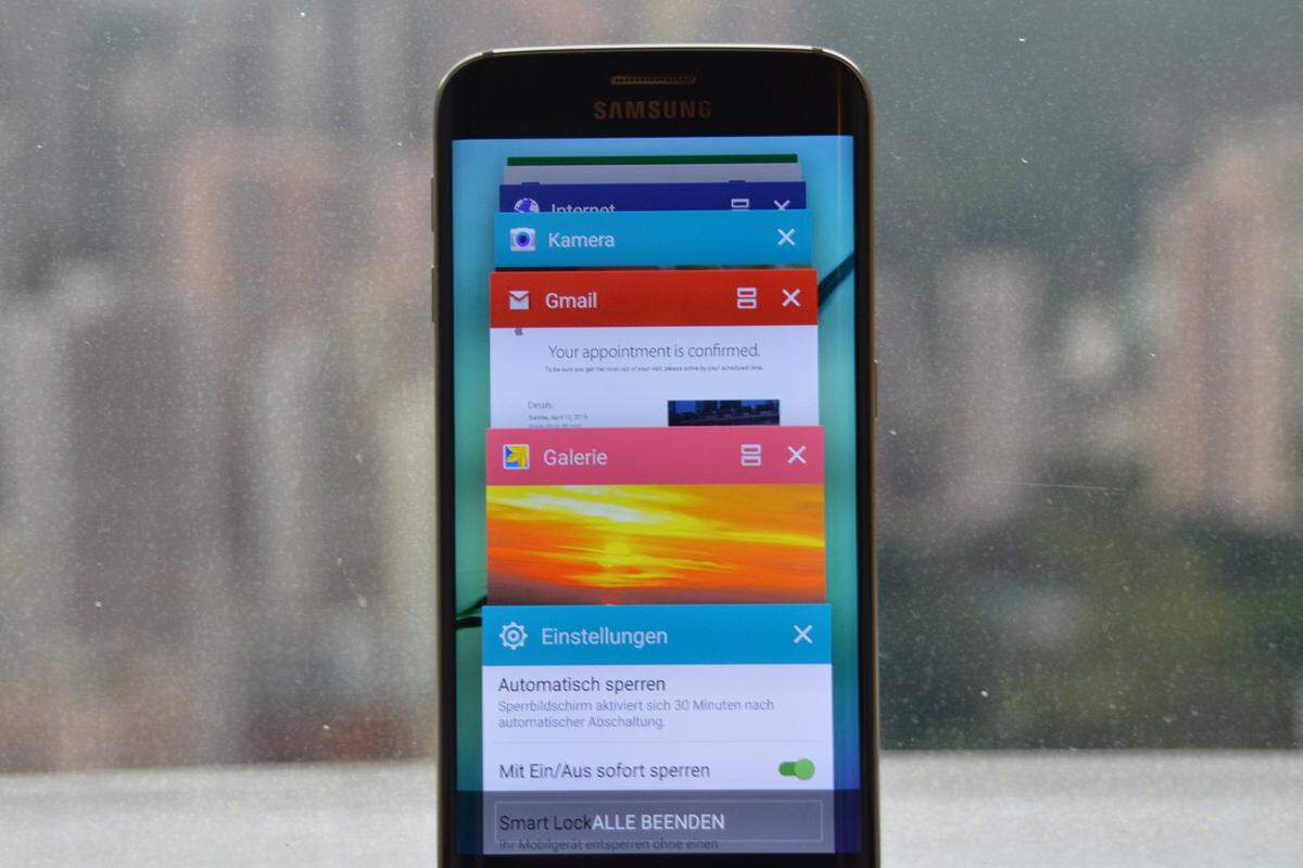 Das von Google entwickelte Material Design hat mit Android 5.0 auch im Galaxy S6 Edge Einzug gehalten. Tipp: Alle Apps, die im oberen rechten Eck zwei übereinander liegende Rechtecke anzeigen, können verkleinert werden. Damit können zwei Apps parallel genutzt werden. Man kann auch die entsprechenden Apps verkleinern, indem man vom oberen recht nach unten links wischt.