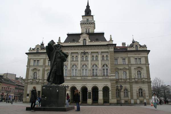 Novi Sad, die Hauptstadt der serbischen Region Vojvodina, hat etwa 222.000 Einwohner. Die Architektur im Stadtzentrum ist stark von der habsburgischen Periode geprägt. Im Bild: Das Rathaus.