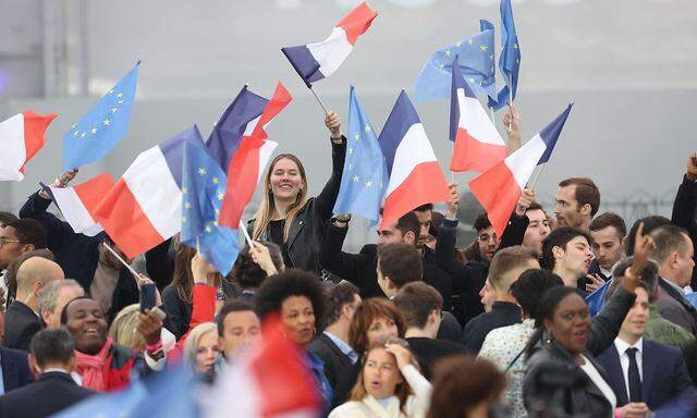 Bei Macrons Anhängern vor dem Eiffelturm war auch die EU-Flagge häufig zu sehen.