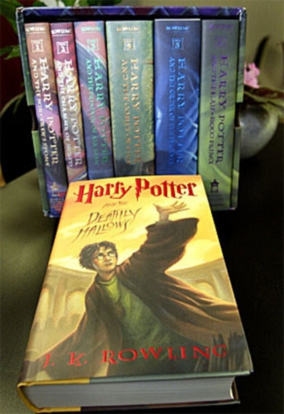 KulturDer siebente und letzte Band der Harry Potter-Buchserie erscheint. Weltweit stellen sich Fans noch in der Nacht um die ersten Exemplare von "Harry Potter and the Deathly Hallows" an. Millionen Bücher werden binnen weniger Stunden verkauft, allein der Internet-Händler Amazon verbuchte 2,2 Millionen Vorbestellungen. Alle, die ein schreckliches Ende fürchteten, können aufatmen: Harry überlebt.