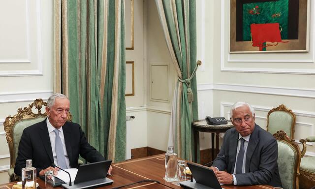 Der portugiesische Präsident Marcelo Rebelo de Sousa (links) und der Ministerpräsident Antonio Costa im Palácio Nacional de Belém in Lissabon am November 9, 2023. 