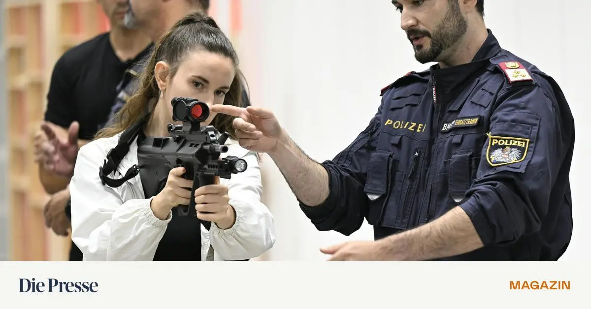 Schie-en-Taktik-Kinderturnen-Beim-Einsatztraining-der-Polizei-premium-