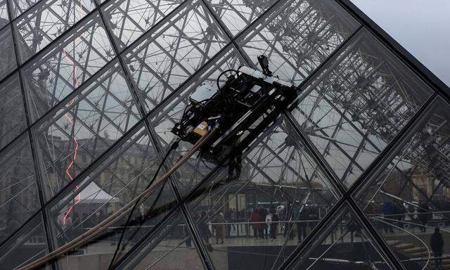 Reinigung der Pyramide des Louvre in Paris NEWS Roboter reinigt Fenster der Pyramide des Louvre in