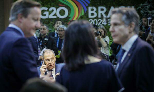 David Cameron, Annalena Baerbock und Antony Blinken sprechen miteinander, während Sergej Lawrow telefoniert. 