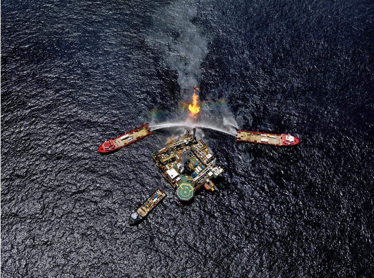 Die Ausstellung fügt ein weiteres, aktuelles Thema hinzu: Edward Burtynskys "Oil Spills" von der Ölkatastrophe im Golf von Mexiko im Jahr 2010.Oil Spill #5 . Q4000 . Drilling Platform . Gulf of Mexico . June 24 2010