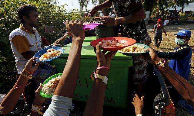 Essensausgabe für Flüchtlinge in Indonesien.