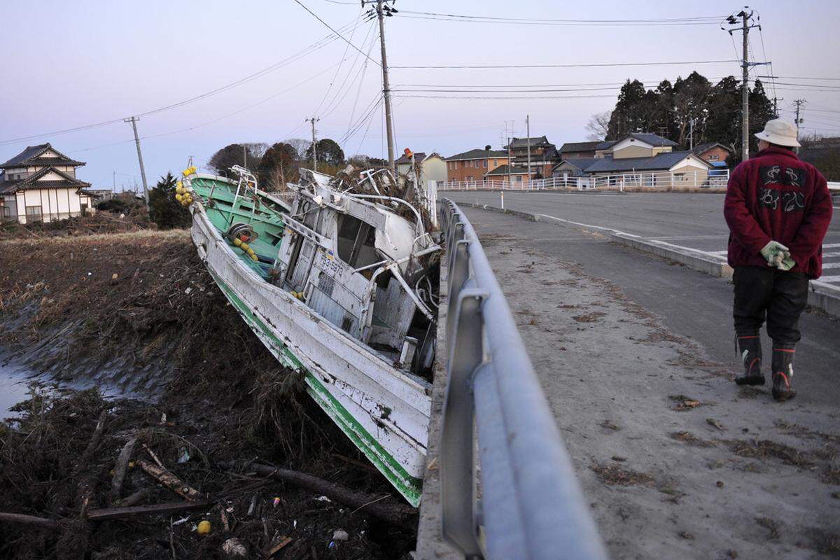 Samstag (12. März): In Yamamoto wurde ein Schiff unter eine Brücke gespült.