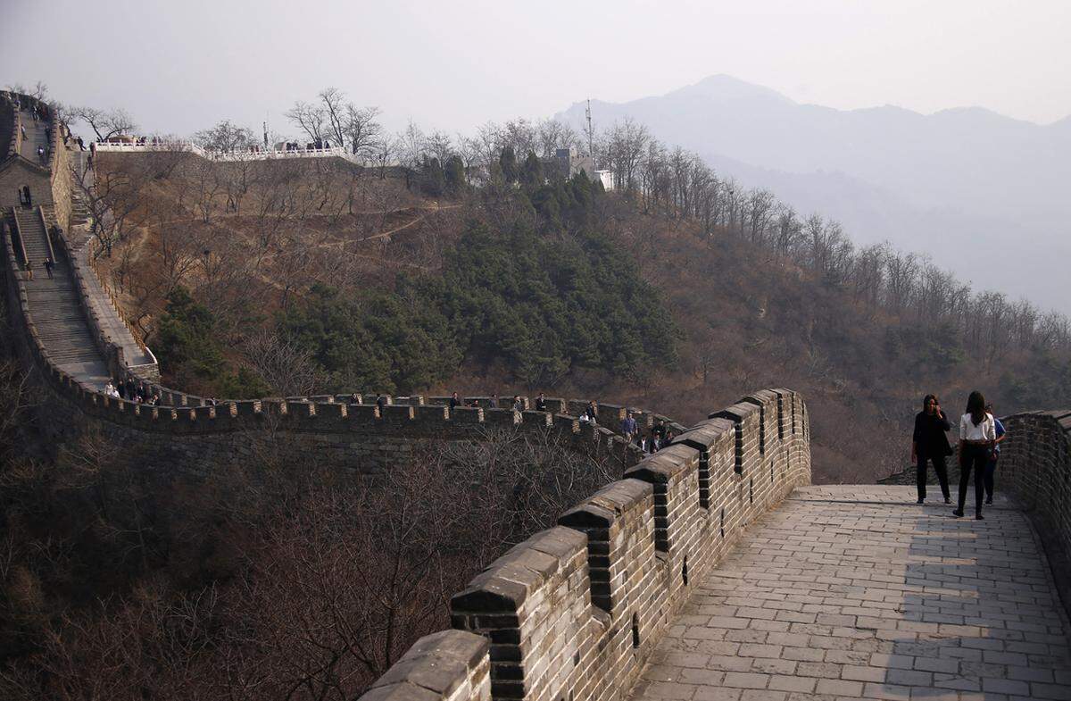 Peking, China. Mutianyu ist ein Abschnitt der Chinesischen Mauer im Stadtbezirk Huairou 70 km nordöstlich von Peking. Der Mauerabschnitt steht Besuchern offen, zwei Seilbahnen erleichtern den Aufstieg. Als Touristenattraktion wurde eine Sommerrodelbahn eingerichtet, die auf einer kurvigen Metallbahn von der Mauer hinab führt.