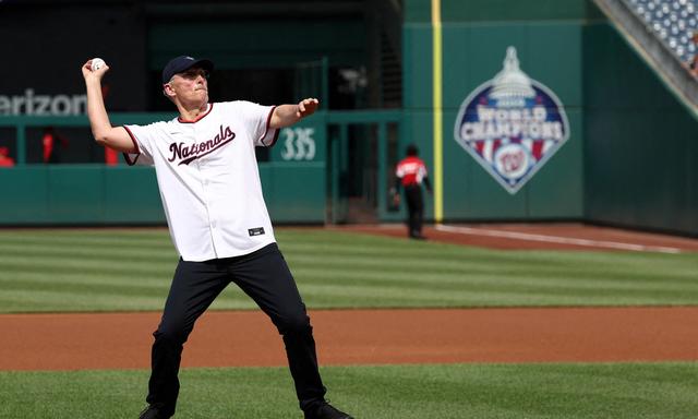 Jens Stoltenberg ist beim Nato-Gipfel ein erster großer Wurf gelungen. Allerdings auf dem Baseballfeld. 