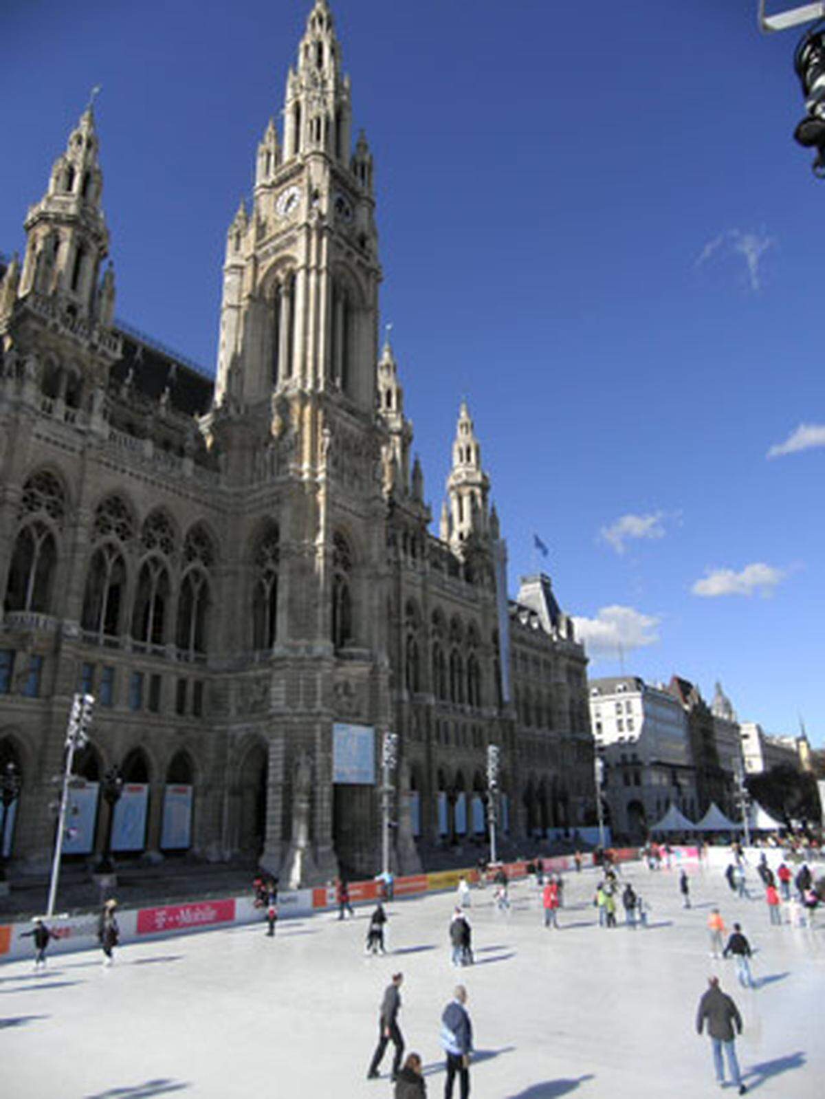 Der Wiener Eistraum geht ins Finale: Nur mehr bis 7. März kann man sich auf dem Eislaufplatz vor dem Rathaus tummeln.