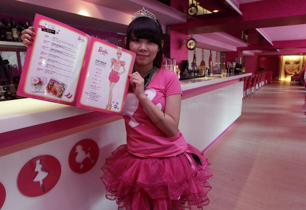 Ganz der blonden Kultpuppe verschrieben hat sich das Barbie-Themencafe inklusive Barbie-Torte, Kellnern in pinken Tutus und rosaroter Einrichtung in Taiwan.